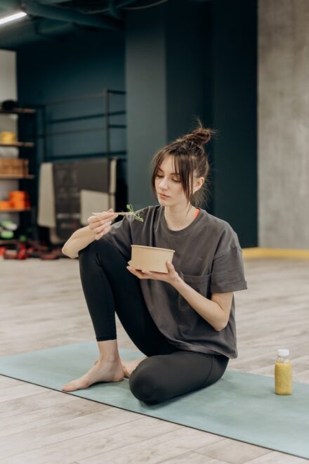 femme qui mange en salle de sport