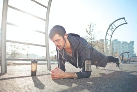 sportif homme en train de faire du gainage (planche)