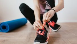 sportive en train de lacer ses chaussures de sport en salle