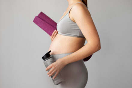 femme enceinte prête à faire du sport (fitness, yoga)