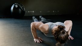 femme en train de réaliser des burpees