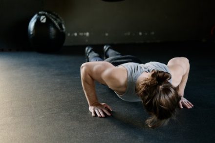 femme en train de réaliser des burpees