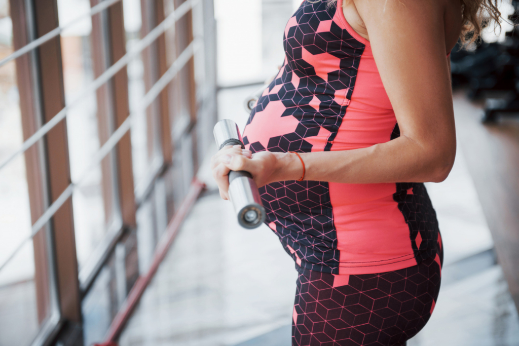 femme enceinte faisant de la musculation