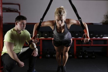 femme sur TRX en séance de coaching personnel