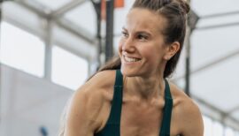 femme en train de participer à un cours de stretching