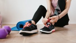 femme en train de lacer ses baskets de sport