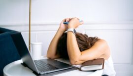 femme fatiguée qui s'appuie sur son ordinateur