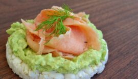 galette de riz napée de guacamole et garnie de saumon à l'aneth