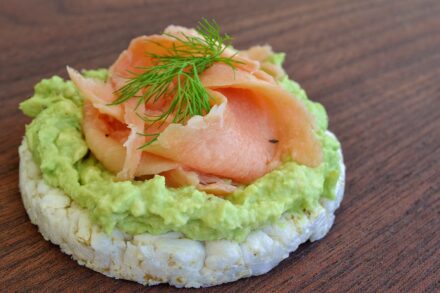 galette de riz napée de guacamole et garnie de saumon à l'aneth