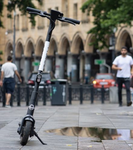 trottinette garée en ville