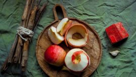 assiette de bois et pommes entières, en quartier et pelées