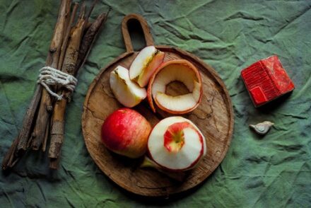 assiette de bois et pommes entières, en quartier et pelées