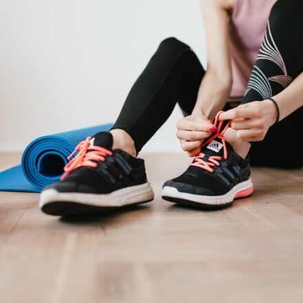 femme entrain de lacer ses baskets de sport