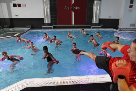 cours d'aquaboxing en groupe et dans salle de sport avec piscine