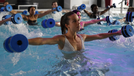 femme en piscine pendant un cours d'aquagym