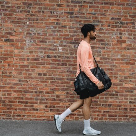 homme marchant avec sac de sport