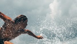 homme en train de surfer sur une vague