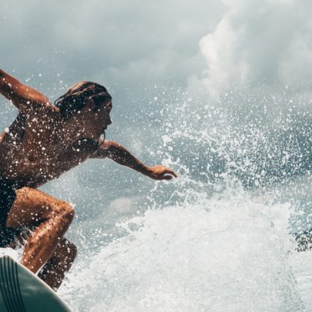 homme en train de surfer sur une vague