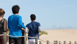 groupe d'amis faisant du running sur la plage