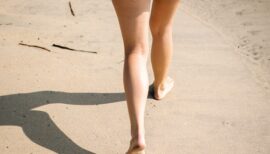 femme qui marche sur le sable jambes nues