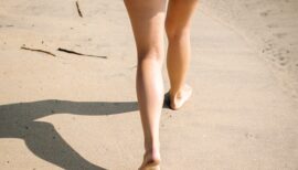 femme qui marche sur le sable jambes nues