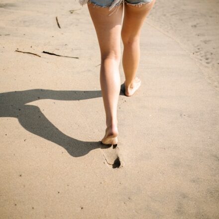 femme qui marche sur le sable jambes nues