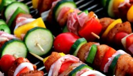 brochettes posées sur grille de barbecue