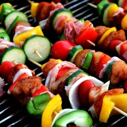 brochettes posées sur grille de barbecue