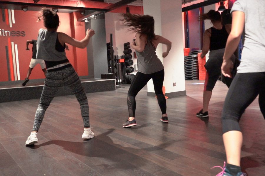 femmes entrain de participer à un cours de fitness collectif