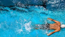 homme dans une piscine pratiquant un sport aquatique