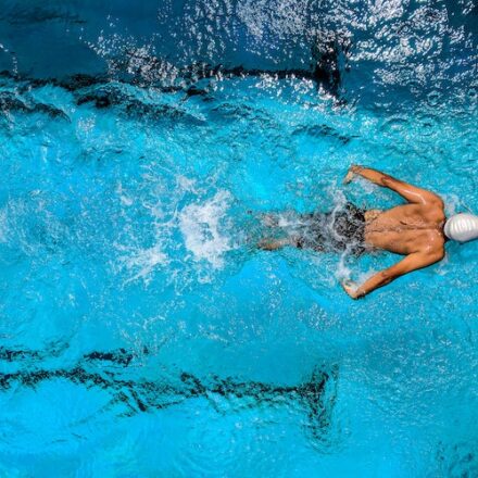 homme dans une piscine pratiquant un sport aquatique