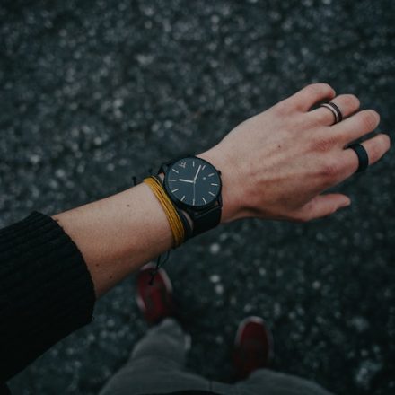 poignet de femme montrant une montre