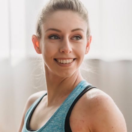 femme souriante au sport fitness