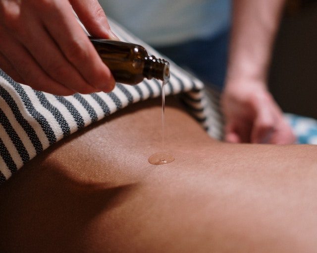 massage avec huile gros plan