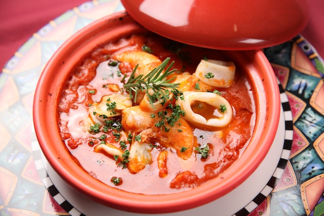 soupe orientale dans plat rouge