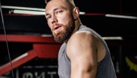 homme à moustache et barbe faisant de la musculation