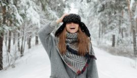 femme souriante sous la neige