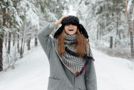 femme souriante sous la neige