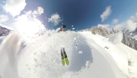 skieur descendant une pente en hors piste