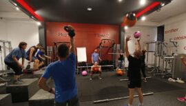 salle de sport et personnes qui s'entraînent