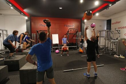 salle de sport et personnes qui s'entraînent