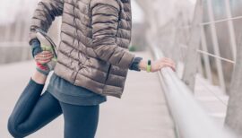 femme faisant des étirements après un footing