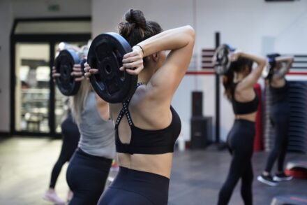 femme en cours de musculation