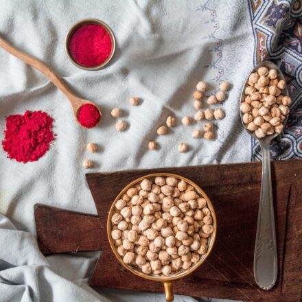 pois-chiches dans un bol présentés avec une épice rose