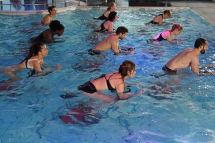 Cours d'aquabike collectif en piscine
