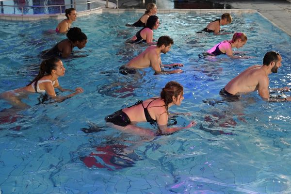 Cours d'aquabike collectif en piscine