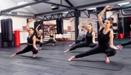 cours de yoga dans la salle de sport de Lyon