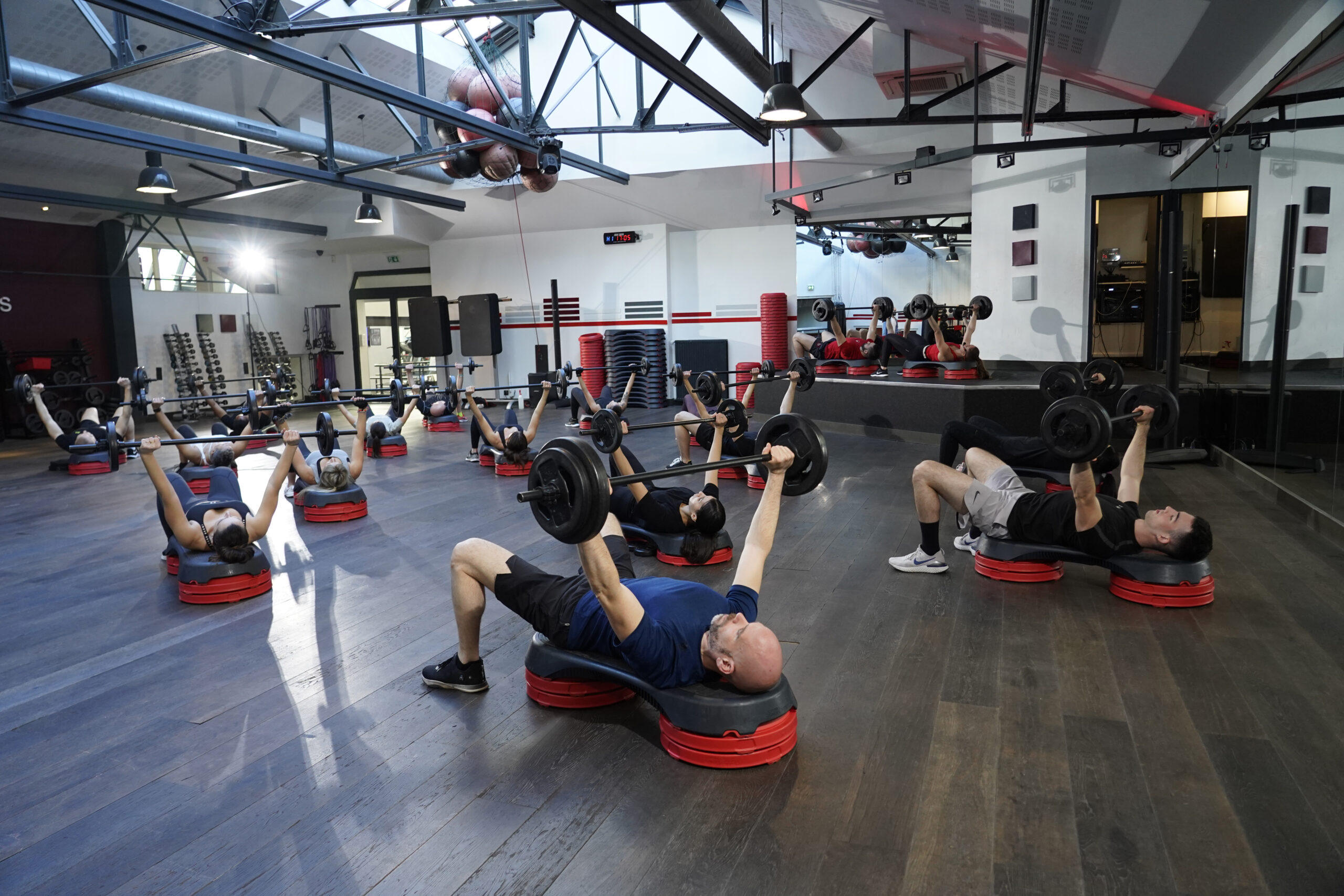 Cours de Bodypump en salle de sport à Paris.