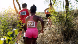 coureurs dans les bois en dossard