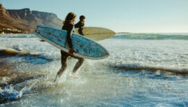 deux surfeurs se dirigeant vers les vagues